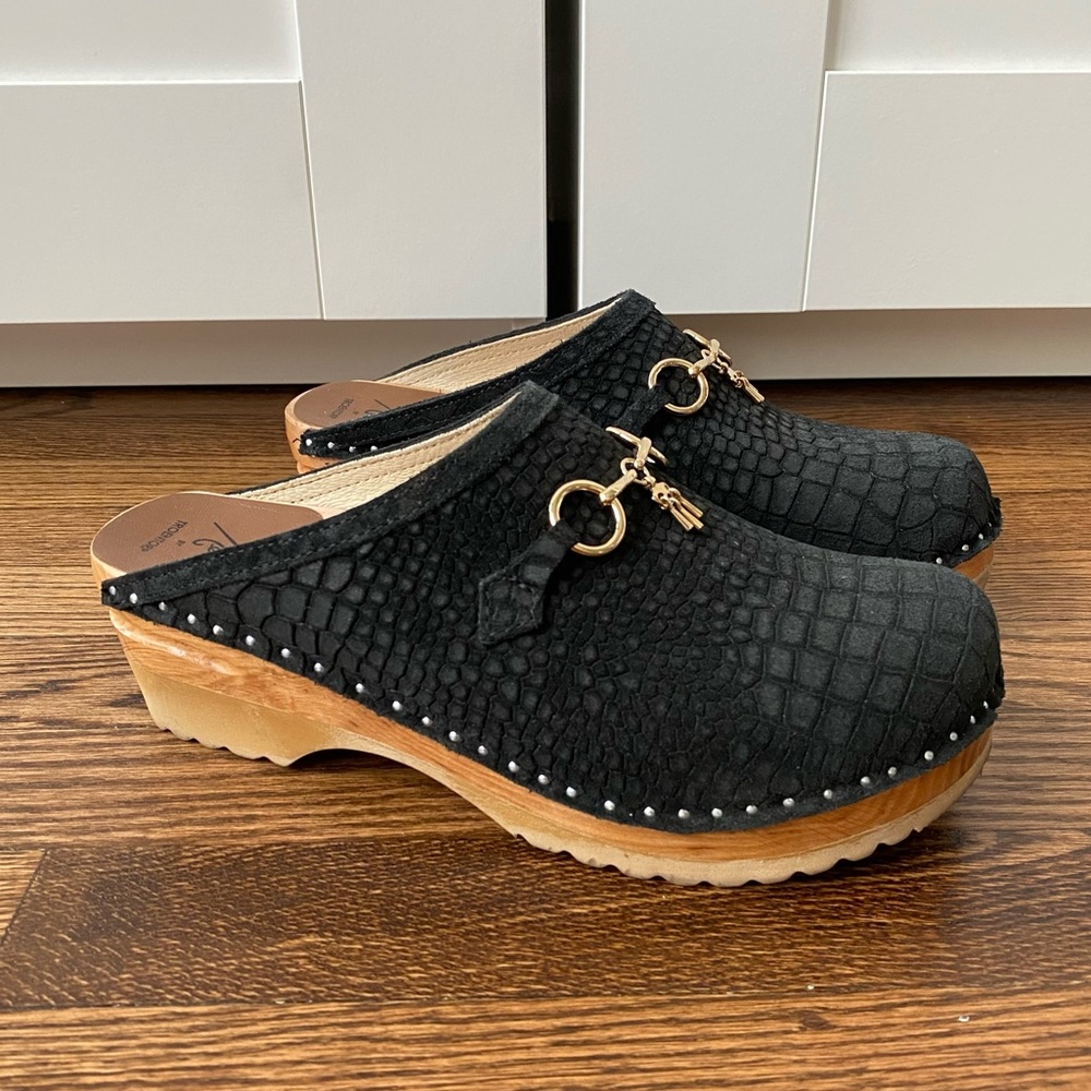 Needles Clogs